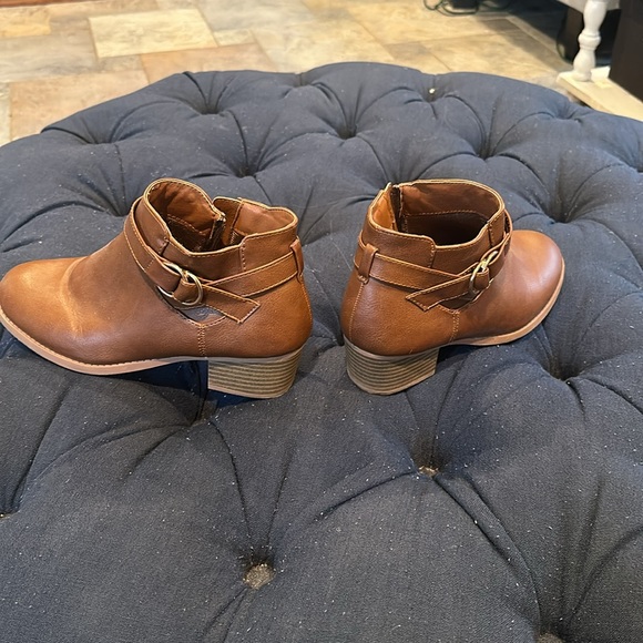 Girls ankle boots. Brown. Size 5. - Picture 6 of 7